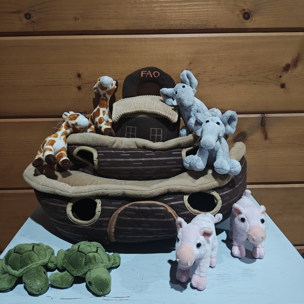 18" F.A.O. Schwarz Noah's Ark with Four Sets of Plush Animals 2014 Toys R Us